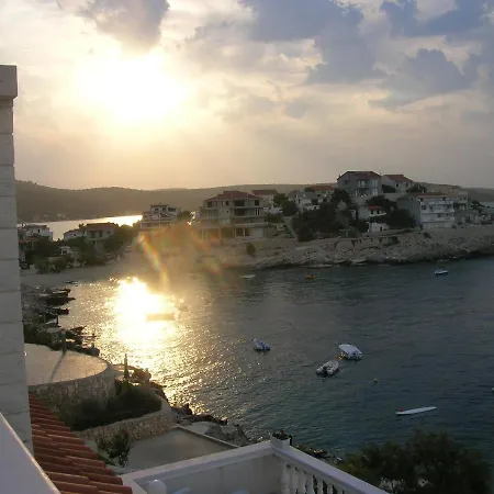 Family Friendly Seaside Sevid, Trogir - 14790 דירה *
